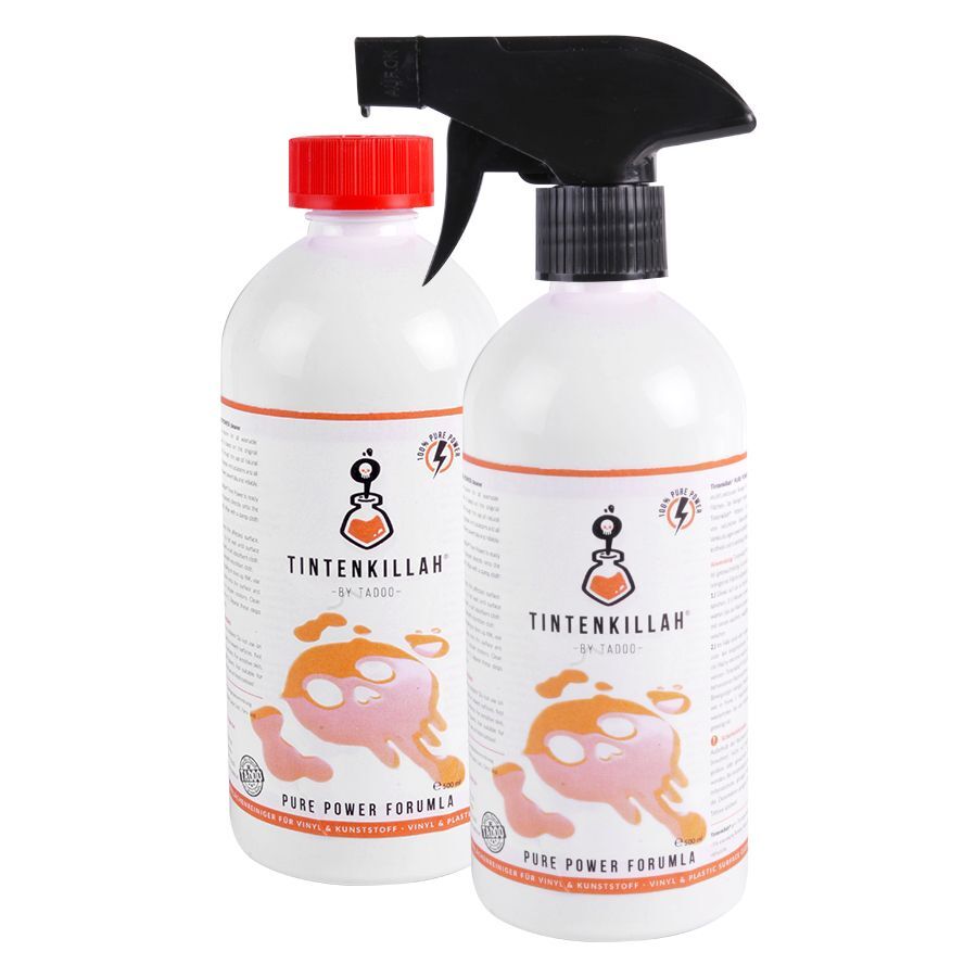 TADOO Tintenkillah Set 500 ml suihkepäällä Kaksi TADOO Tintenkillah -pulloa, toinen punaisella korkilla ja toinen mustalla suihkepäällä, valkoisella taustalla