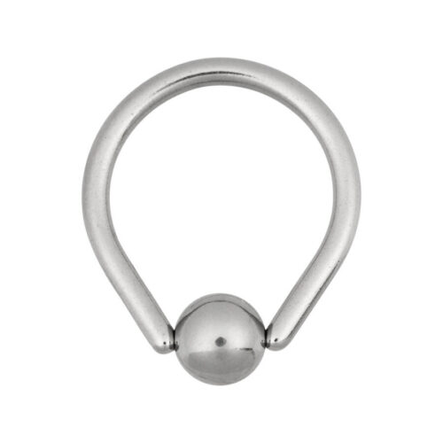 Hopeinen Teardrop Clip in -rengas kirurginteräksestä valkoisella taustalla