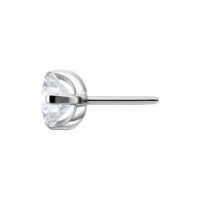 Hopeinen 3-prong Set -koriste kristallinkirkkaalla kivellä valkoisella taustalla