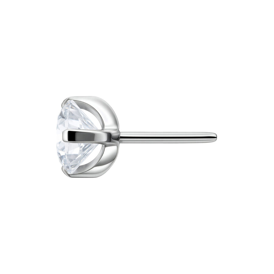 Hopeinen 3-prong Set -koriste kristallinkirkkaalla kivellä valkoisella taustalla