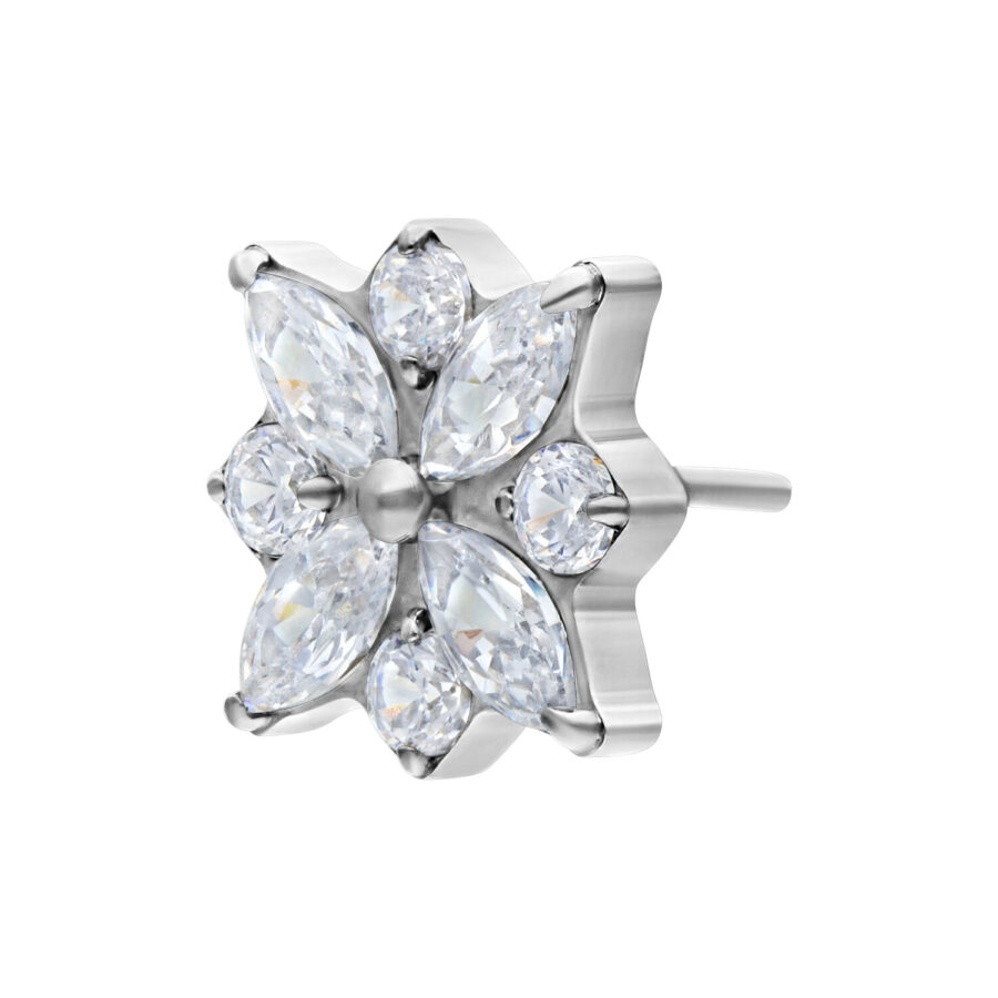 Hopeinen lisäosa kristallinkirkkailla kukilla valkoisella taustalla