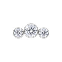 Hopeinen Push Fit 5 Crystal Bow -lisäosa Hopeinen metallilisäosa, jossa kolme kirkasta kristallia valkoisella taustalla