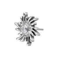 Hopeinen Sunburst-pääte kristallilla Hopeinen Sunburst-pääte kristallinkirkkaalla kivellä valkoisella taustalla