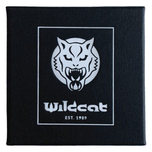 Musta korurasia, jossa Wildcat-logo valkoisella taustalla