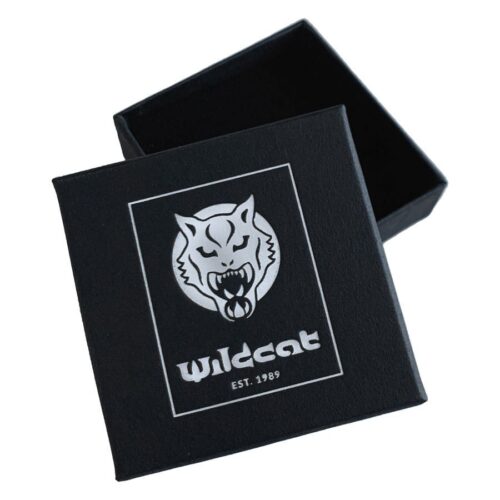 Musta korurasia Wildcat-logolla ja avonaisella kannella valkoisella taustalla