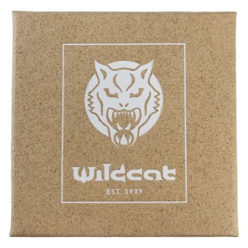 Ruskea Wildcat korurasia valkoisella logolla neutraalilla taustalla
