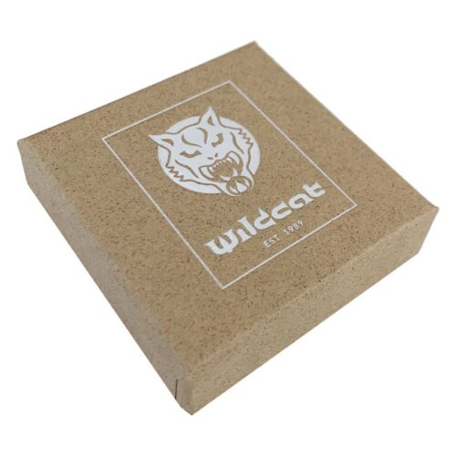 Ruskea korurasia kartongista, jossa on Wildcat-logo valkoisella taustalla
