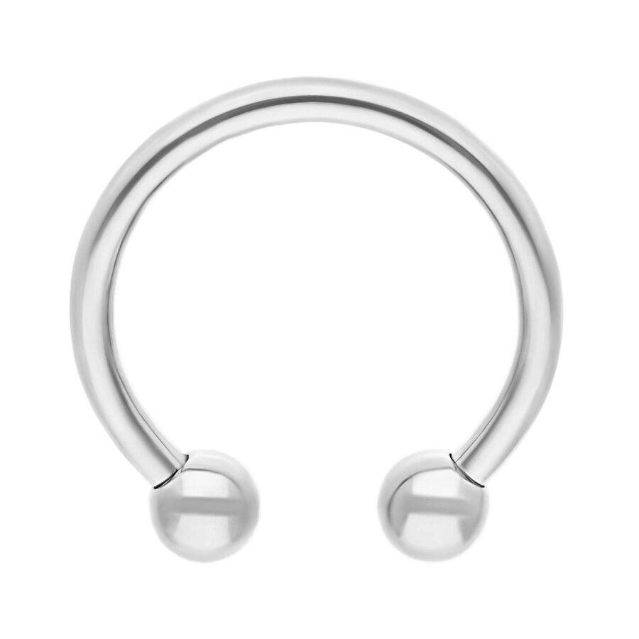 Hopeinen Circular Barbell titaanista ulkokierteellä valkoisella taustalla