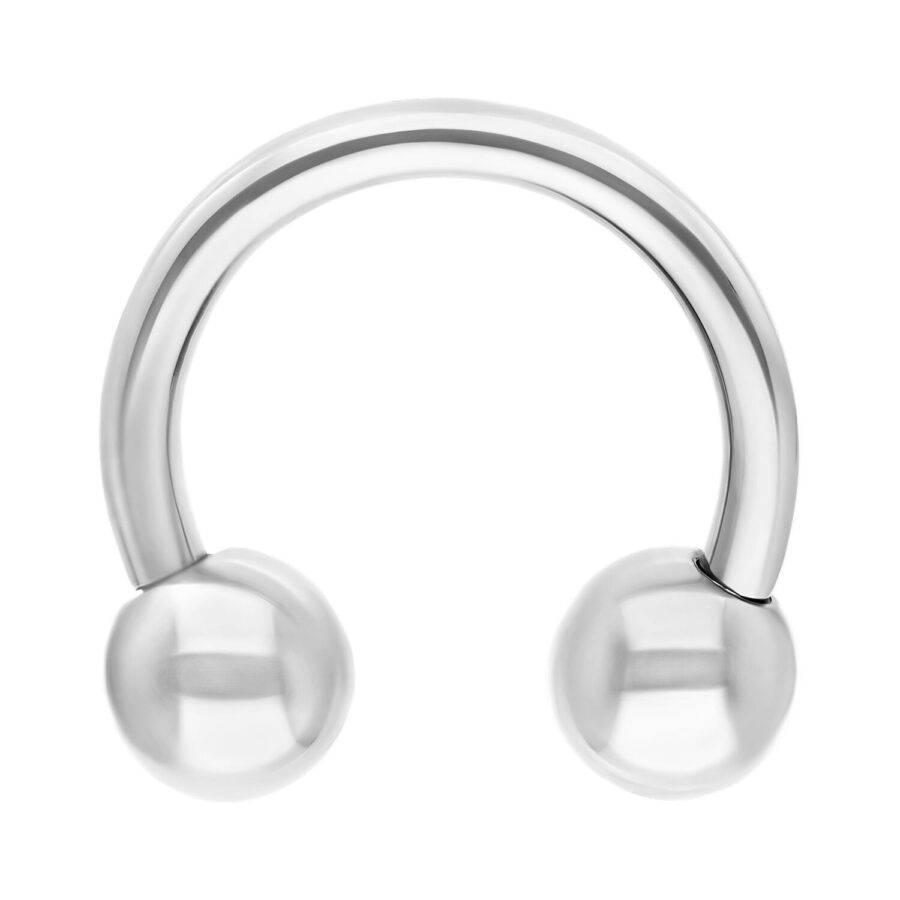 Kiiltävä hopeinen Circular Barbell titaanista valkoisella taustalla