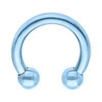 Vaaleansininen titaaninen circular barbell -lävistys Vaaleansininen circular barbell titaanista valkoisella taustalla