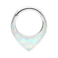Chunky Opal Septum Clicker hopeassa Hopeinen septum clicker synteettisellä opaalilla valkoisella taustalla