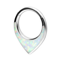 Chunky opaalinen septum-klickeri titaanista hopeassa Hopeinen septum-klickeri titaanista opaalinhohtoisilla kristalleilla valkoisella taustalla