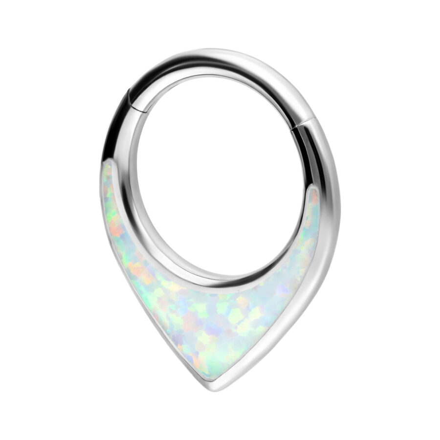 Hopeinen septum-klickeri titaanista opaalinhohtoisilla kristalleilla valkoisella taustalla