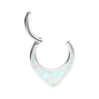 Chunky Opal Septum Clicker hopeassa Hopeinen septum-clicker valkoisella synteettisellä opaalilla valkoisella taustalla