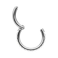 Hopeinen Pearl Clicker 6,0 mm sisähalkaisijalla valkoisella taustalla
