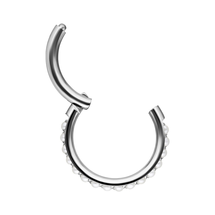 Hopeinen Pearl Clicker 6,0 mm sisähalkaisijalla valkoisella taustalla