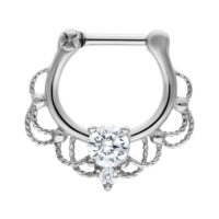 Hopeinen Fairytale Septum Clicker kristallilla Hopeinen septum clicker kirurginteräksestä kirkkaalla kristallilla valkoisella taustalla