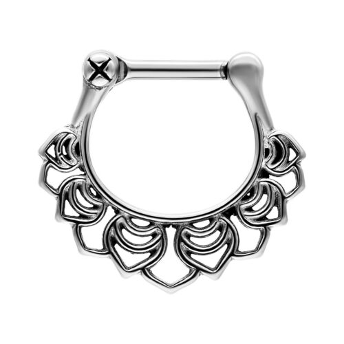 Hopeinen septum-klickeri kukkakuviolla valkoisella taustalla