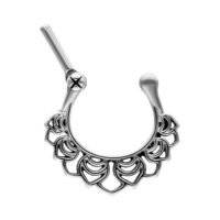 Hopeinen kukkakuvioinen septum-clicker-koru Hopeinen septum-clicker kukkayksityiskohdilla valkoisella taustalla