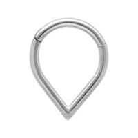 Hopeinen Teardrop Clicker -lävistys valkoisella taustalla