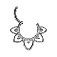 Itämainen septum-klickeri kristalleilla Hopeinen septum-klickeri kirkkailla kristalleilla valkoisella taustalla