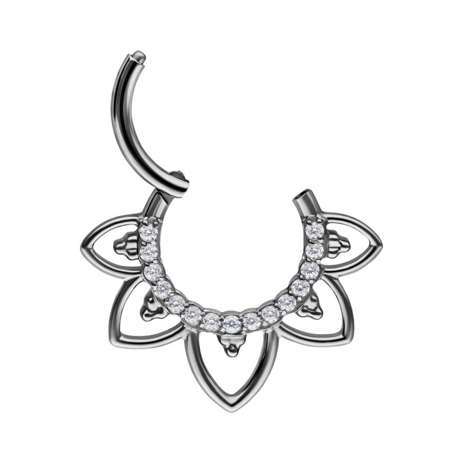 Hopeinen septum-klickeri kirkkailla kristalleilla valkoisella taustalla