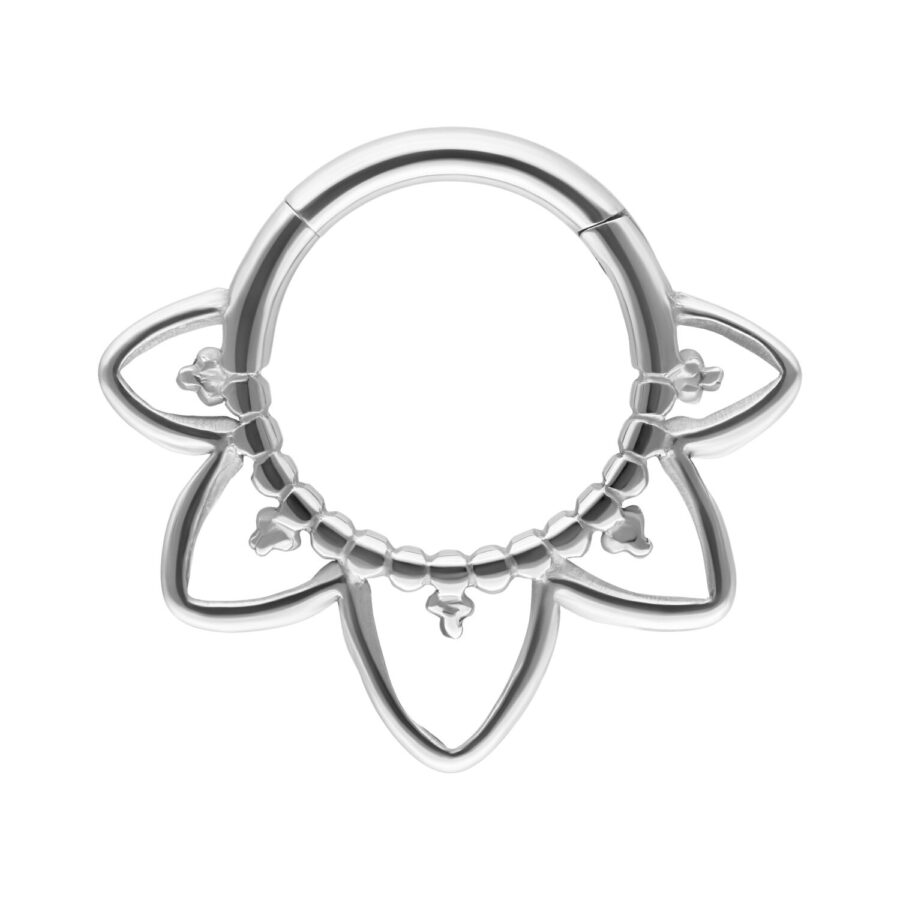Hopeinen septum-klickeri titaanista itämaisella designilla valkoisella taustalla