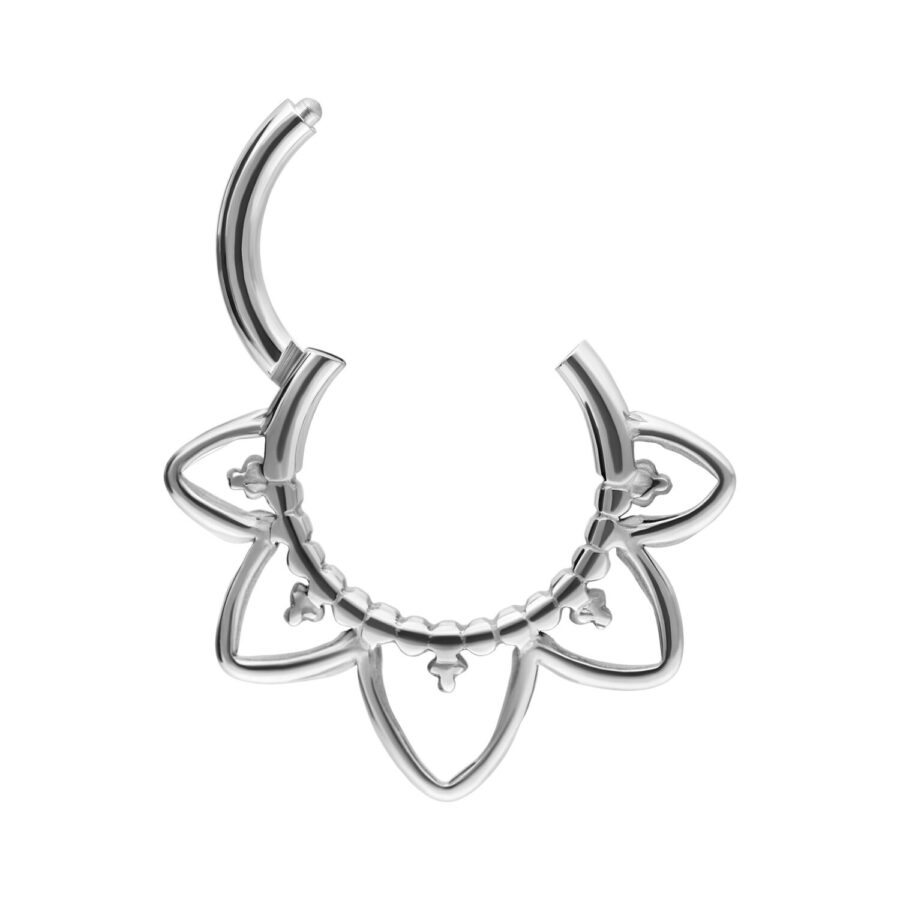 Hopeinen septum-clicker titaanista, itämainen design, valkoinen tausta