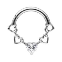 Hopeinen septum-clicker sydän- ja kristalliyksityiskohdilla valkoisella taustalla