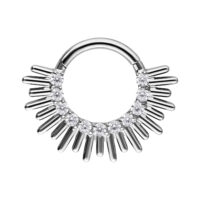 Hopeinen titaani septum clicker zirkonialla Hopeinen titaani septum clicker säteilevillä zirkoneilla valkoisella taustalla