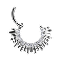 Hopeinen septum-clicker kristalleilla Hopeinen septum-clicker titaanista, jossa kimaltelevia kristalleja valkoisella taustalla