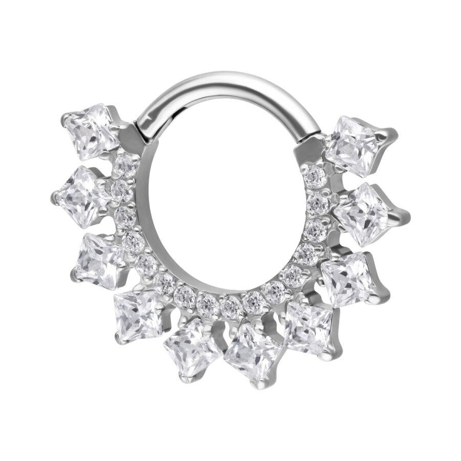 Hopeinen septum clicker kimaltelevilla kristalleilla valkoisella taustalla