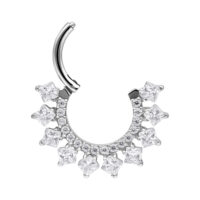 Kristalli Halo Septum Clicker hopeassa Hopeinen septum clicker säihkyvillä kristalleilla valkoisella taustalla