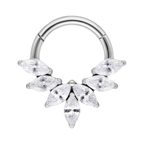 Hopeinen Septum Clicker Marquise-kristalleilla valkoisella taustalla