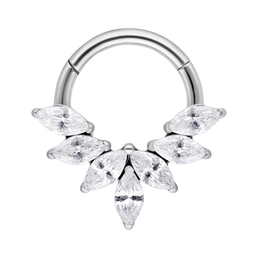Hopeinen Septum Clicker Marquise-kristalleilla valkoisella taustalla