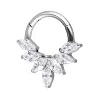 Marquise Kristalli Septum Clicker hopeassa Hopeinen septum clicker marquisen muotoisilla kristalleilla valkoisella taustalla