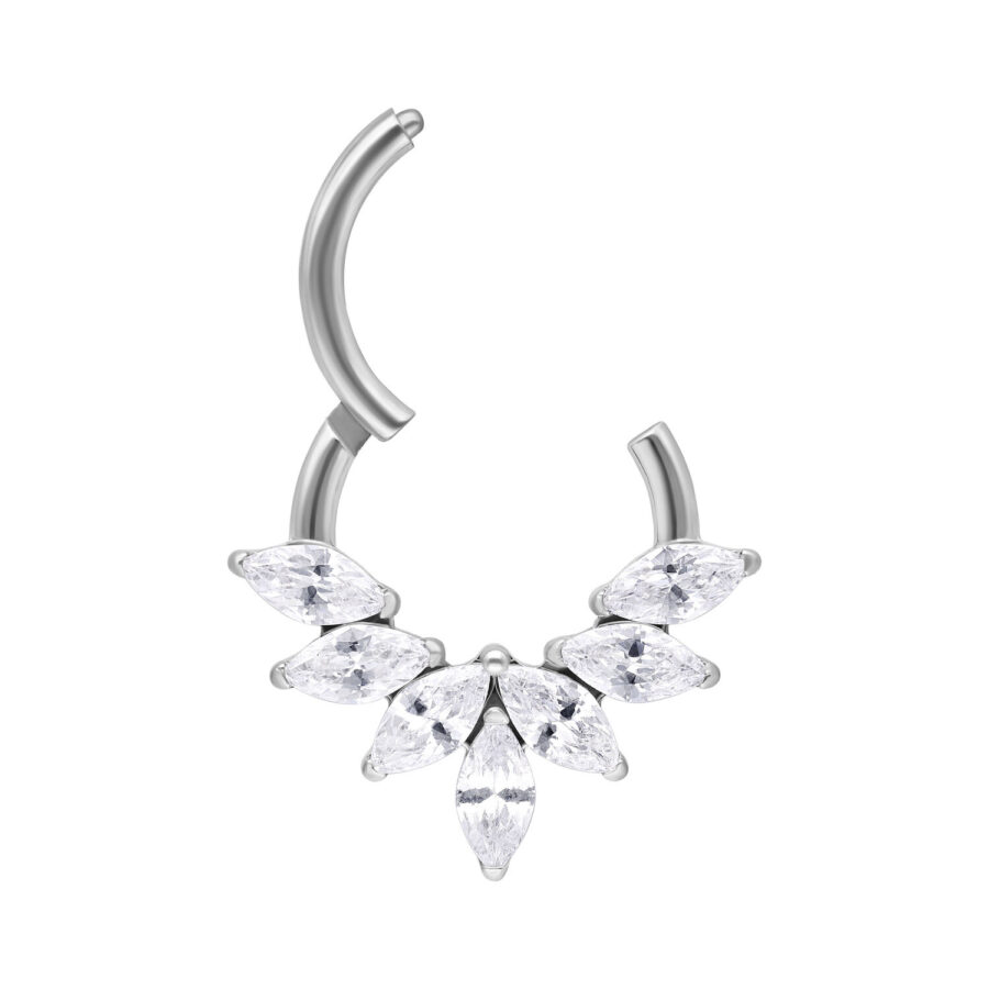 Hopeinen septum clicker Marquise-kristalleilla valkoisella taustalla