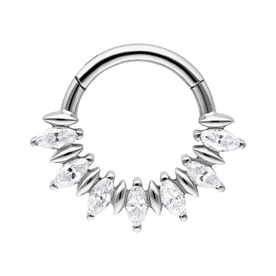 Hopeinen Septum Clicker Marquise-kivillä valkoisella taustalla
