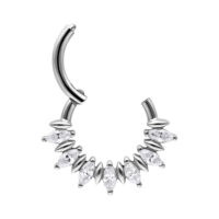 Hopeinen septum clicker marquise-kivillä valkoisella taustalla