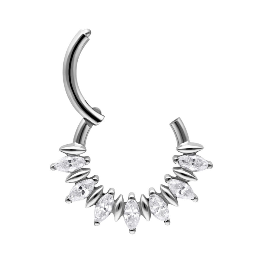 Hopeinen septum clicker marquise-kivillä valkoisella taustalla
