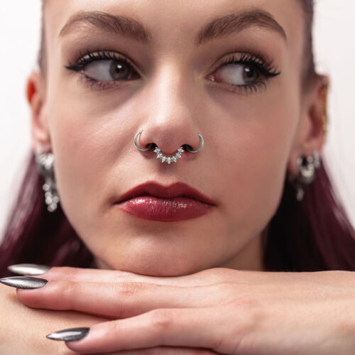 Nainen hopeisella Marquise Sunburst Septum Clickerilla valkoisella taustalla