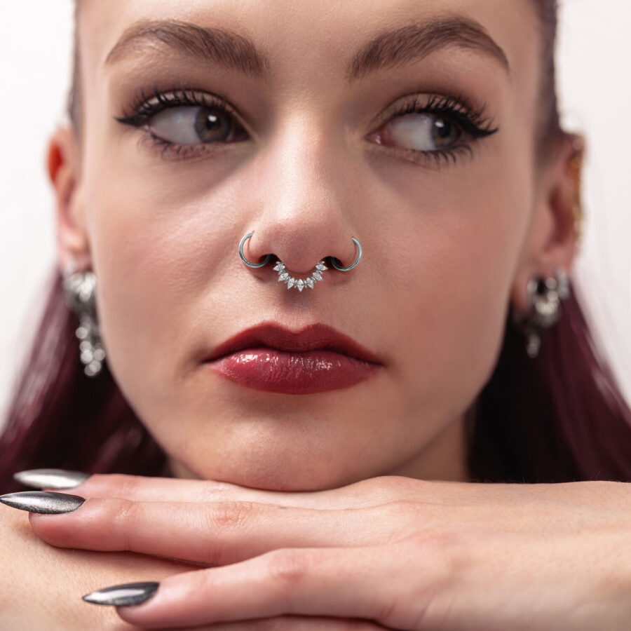 Nainen hopeisella Marquise Sunburst Septum Clickerilla valkoisella taustalla