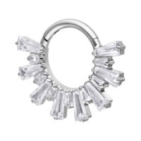 Kristalli Septum Clicker hopeassa Hopeinen Septum Clicker kimaltelevilla kristalleilla valkoisella taustalla