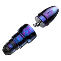 Xion Pen Cosmic Storm pinkissä ja sinisessä Tatuointikynä pinkissä, sinisessä ja violetissa valkoisella taustalla