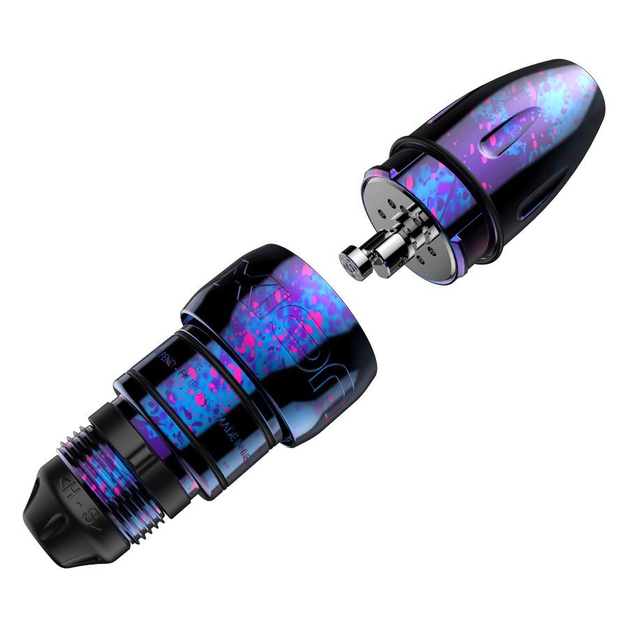 Xion Pen Cosmic Storm pinkissä ja sinisessä Tatuointikynä pinkissä, sinisessä ja violetissa valkoisella taustalla