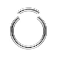 Perus segmenttirengas titaani 8mm hopea Hopeinen segmenttirengas titaanista, 8mm sisähalkaisija, valkoisella taustalla