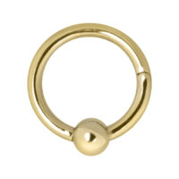 Kultainen Ball Closure Ring Clicker kirurginteräksestä valkoisella taustalla