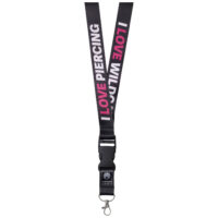Musta lanyard, jossa I LOVE PIERCING teksti Musta lanyard valkoisella ja pinkillä I LOVE PIERCING tekstillä, metallikoukku