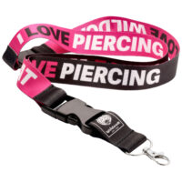 Wildcat-kaulanauha I LOVE PIERCING Pinkki-musta Wildcat-kaulanauha 'I LOVE PIERCING' tekstillä ja metalliklipsillä