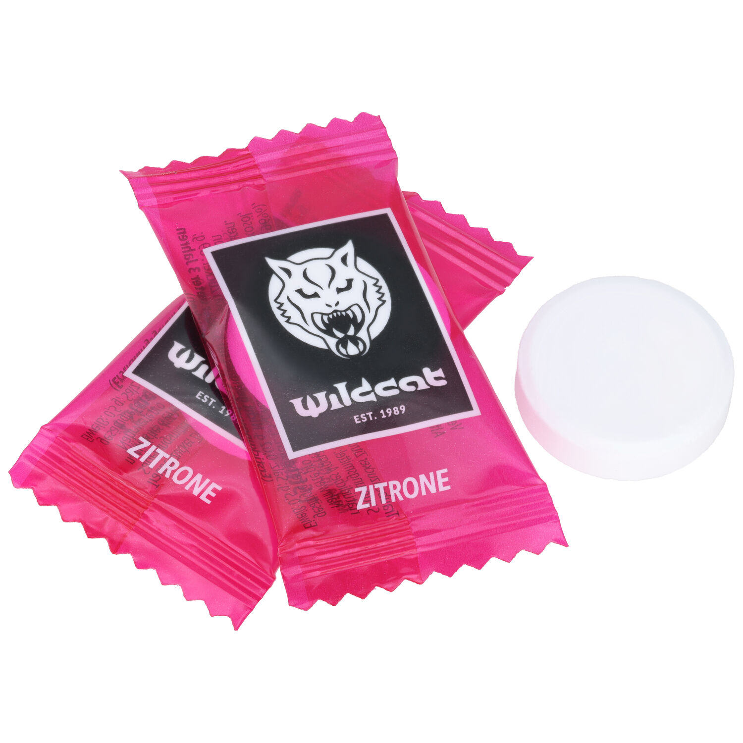 Dextroosipastillit Sitruuna Wildcat Designilla Kaksi pinkkiä Wildcat Dextroosipastillia sitruunan maulla valkoisella taustalla